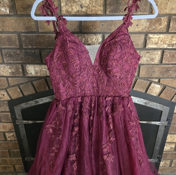 Elegant Burgundy Lace Dress - Picture 3 of 12